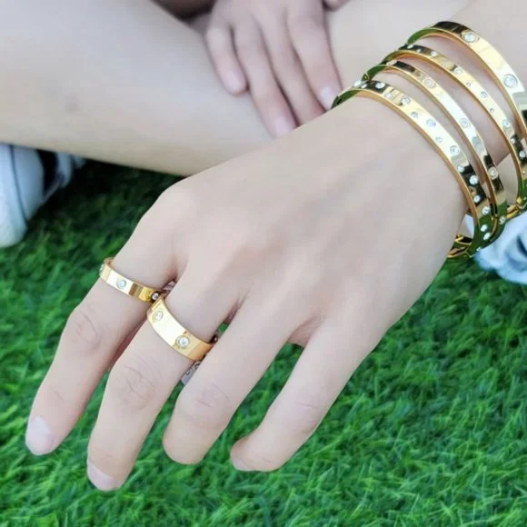 NEW 18K Gold Plated Stainless Steel CZ Simulated Diamonds Ring - Picture 2 of 3